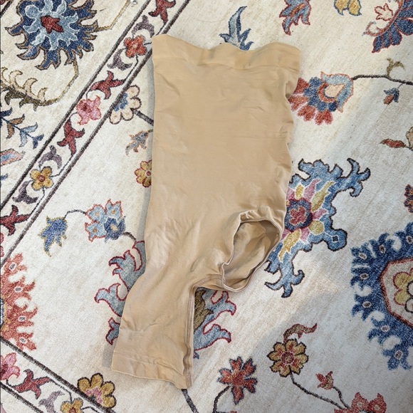 one leg Skims Shapewear short - Picture 1 of 4